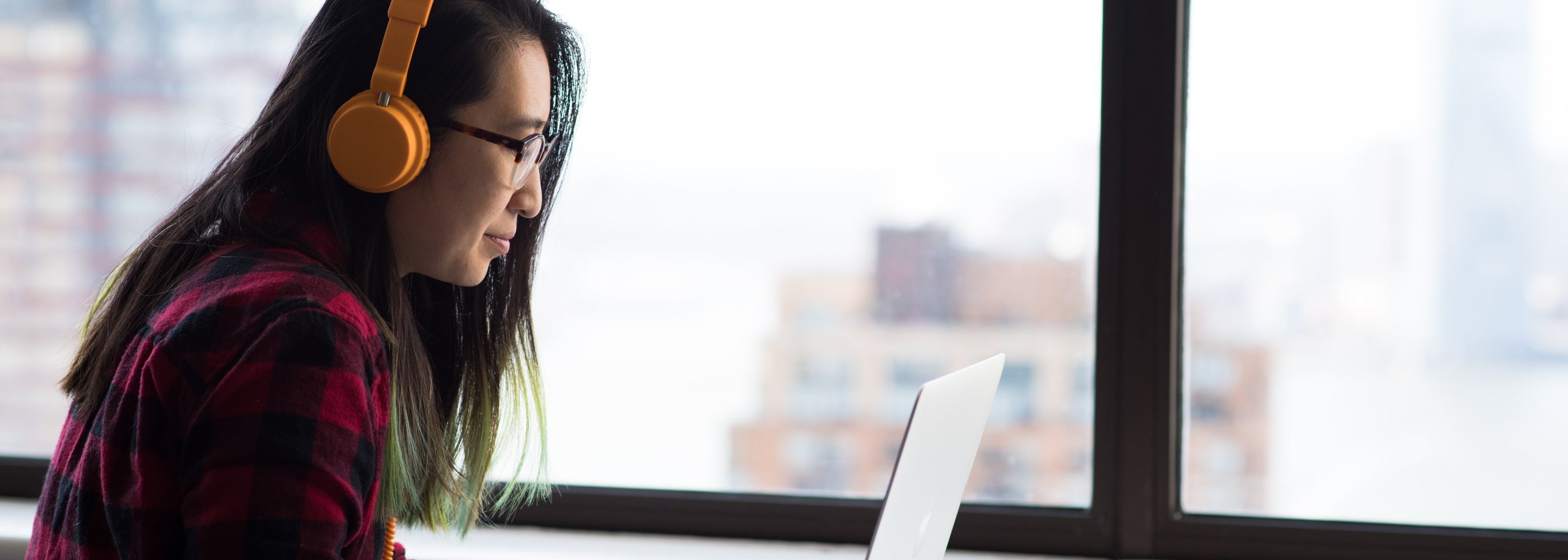 photo of student with laptop